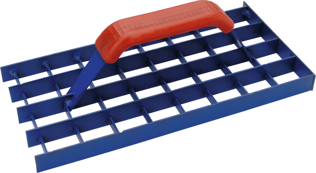 Pajarito_Dummy_Grid-Rabot_036499_2021-02 Un outil métallique bleu de forme rectangulaire, avec une poignée en plastique rouge. L'outil est conçu avec un motif en grille et semble être utilisé pour niveler ou lisser des surfaces.