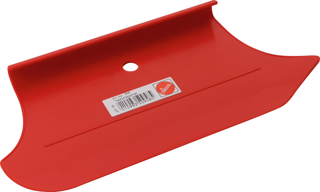 Un couteau de table rouge vif, conçu pour lisser et étaler, avec un bord incurvé pour une utilisation facile. Il présente un trou pour accrocher et une étiquette code-barres indiquant ses informations produit.