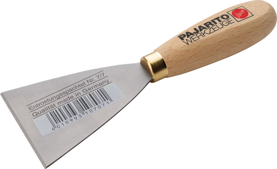 Pajarito_Dummy_Rust removal spatula Performance Line_034386_034390_067667_2021-02 Gros plan d'un couteau à mastic ou grattoir en métal avec une large lame en acier inoxydable et un manche en bois lisse et arrondi. La lame comporte un autocollant code-barres et le texte imprimé en allemand « Entrostungsspachtel Nr. 7/7 Qualität made in Germany » et possède un bord affûté pour gratter. Le manche est en bois de hêtre clair avec une virole en laiton et un logo 'PARITO WERKZEUGE' imprimé en noir et rouge ; l'outil est isolé sur fond blanc et légèrement incliné, adapté au retrait de la rouille, au décapage de peinture et aux travaux d'enduit.