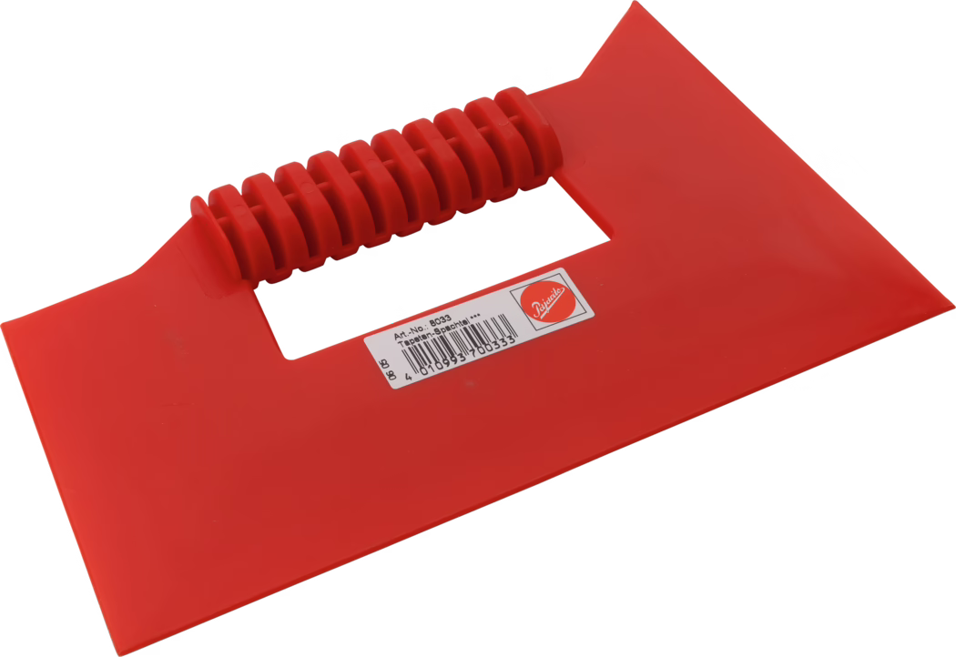 Une truelle rouge avec une poignée texturée, utilisée pour appliquer et lisser des matériaux. La lame est plate et large, ce qui la rend adaptée aux grandes surfaces. Une étiquette avec un numéro de produit est visible sur la poignée.