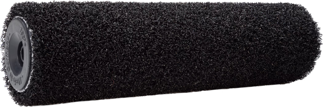 Pajarito_Dummy_Quick Fill Performance Line_168678_2021-11 Un rouleau de peinture noir couvert d'une texture douce, conçu pour une application uniforme de la peinture. Il est équipé d'un support de poignée solide et est généralement utilisé pour des projets de bricolage.