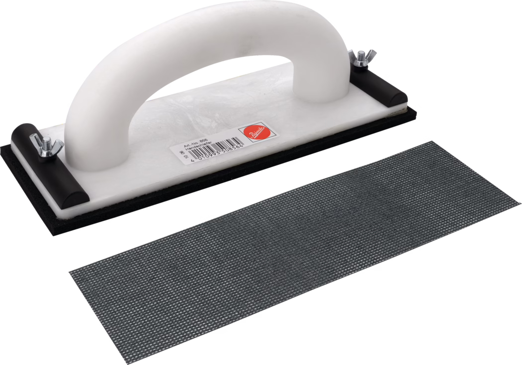 Une vue rapprochée d'un outil pour lisser les surfaces, avec une poignée blanche et une base noire, à côté d'une pièce de maille abrasive.