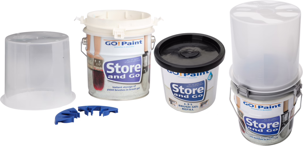 Quatre contenants de rangement pour pinceaux et accessoires de la gamme 'GO! Paint' Store and Go présentés sur fond blanc. L'ensemble comprend un seau métallique ouvert avec un insert plastique blanc, un seau assemblé avec un conteneur intérieur translucide et une anse métallique, un petit pot plastique de 1,5 L étiqueté 'Store and Go' avec un couvercle noir (recharge de gel pour pinceaux), deux couvercles/inserts en plastique translucide et trois petits supports bleus pour pinceaux. Les étiquettes affichent les logos 'GO! Paint' et 'Store and Go' et des images de pinceaux ; les objets sont alignés et photographiés avec un éclairage de studio uniforme.