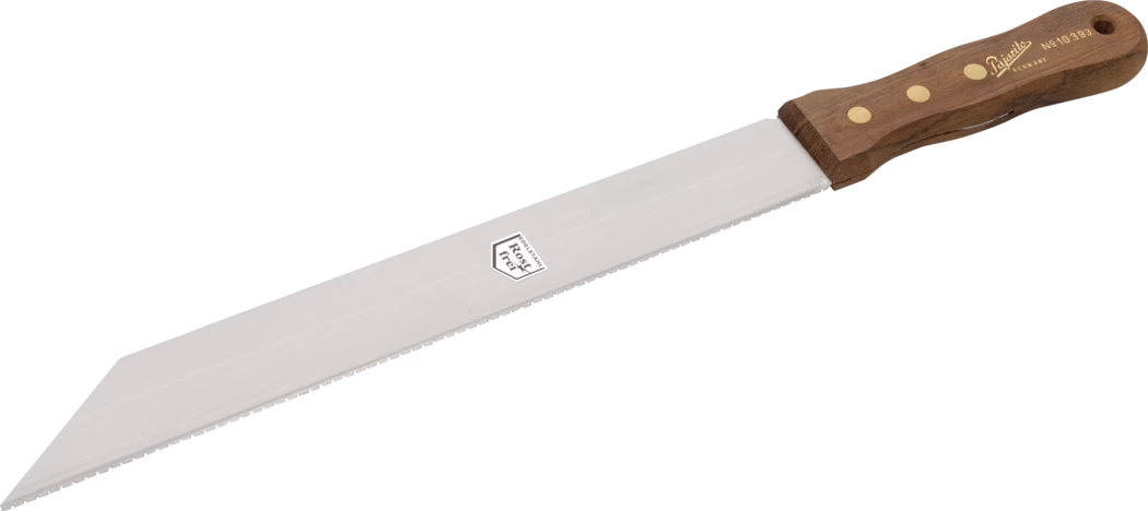 Pajarito_Dummy_Special knife_038676_2021-02 Un grand couteau dentelé avec une lame pointue et un manche en bois. La lame est brillante et en acier inoxydable, montrant une légère courbe vers la pointe. Le bord est tranchant, conçu pour couper à travers des surfaces dures. Le manche a une finition lisse avec trois rivets visibles, indiquant une fixation solide à la lame.