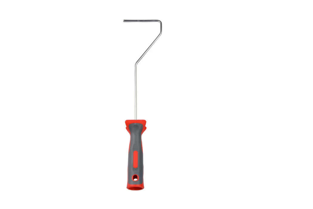 Petit cadre pour rouleau à peinture avec tige en métal coudée et poignée ergonomique en plastique rouge et gris, conçu pour rouleaux mini; axe métallique avec coudes et trou dans la poignée pour suspendre; isolé sur fond blanc.