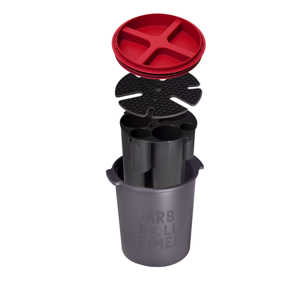 Pajarito_Dummy_Paint roller bucket_183657_2025-01 Seau à peinture cylindrique gris avec insert amovible et couvercle rouge présenté en vue éclatée : seau gris avec poignées et inscription légèrement visible, insert noir à plusieurs compartiments pour rouleaux et pinceaux, grille noire à motif alvéolé et couvercle rond rouge avec quatre creux ; fond blanc.