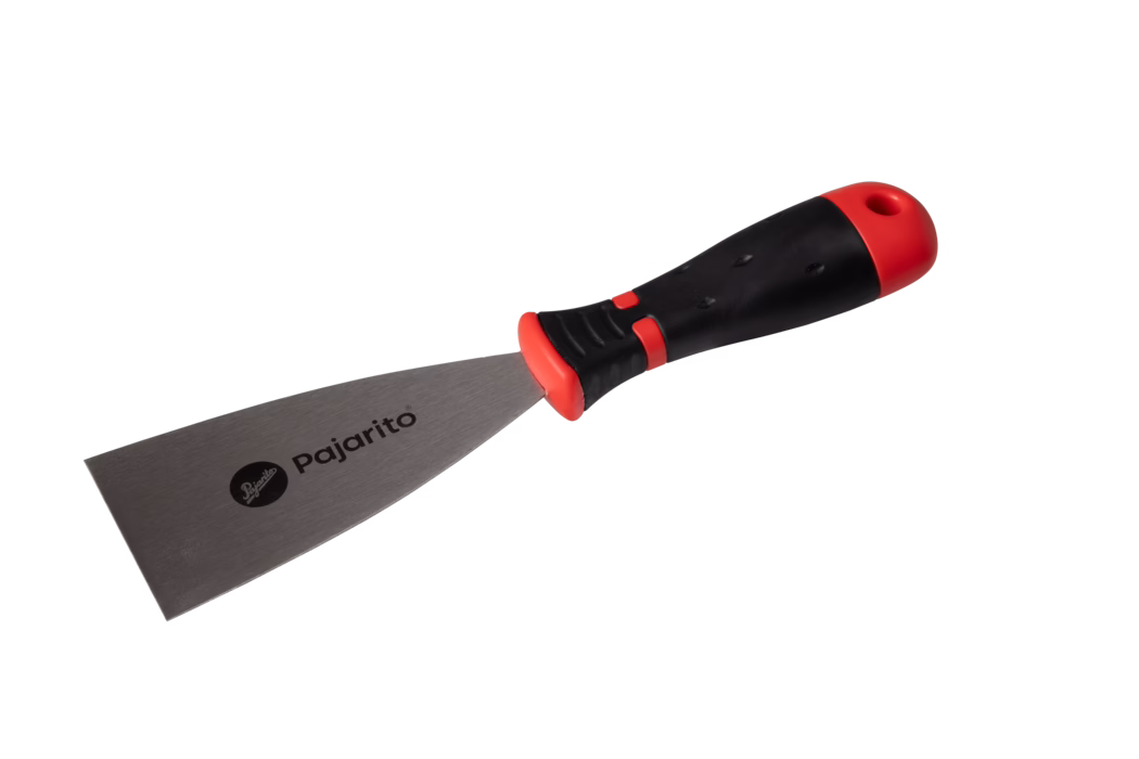 Pajarito_Dummy_Painter spatula soft handle_012862_ 012863_ 012864_ 012865_ 012866_ 012867_2021-02 Photo produit d'une spatule métallique avec une large lame en acier inoxydable portant la marque "Pajarito" et un manche ergonomique en caoutchouc noir et rouge avec trou de suspension, présentée sur fond blanc ; adaptée au grattage, à l'enduisage et au rebouchage.