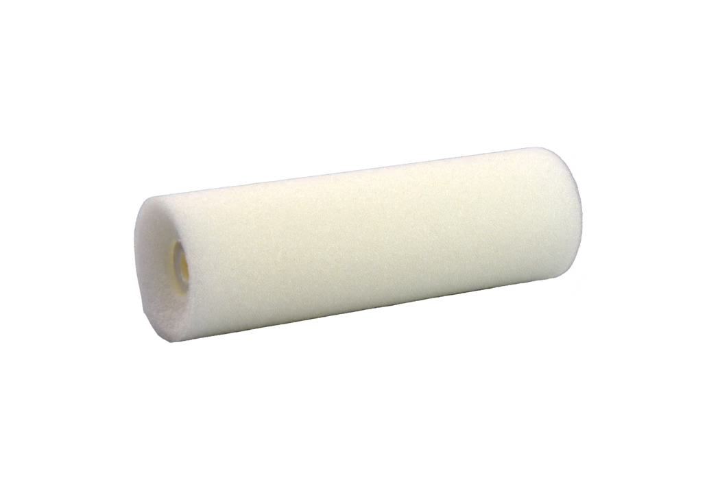 Pajarito_Dummy_Small roller Concave Perfomance Line_168960_2021-11 Un rouleau à peinture cylindrique recouvert d'un tissu blanc doux, conçu pour appliquer la peinture en douceur sur les surfaces.