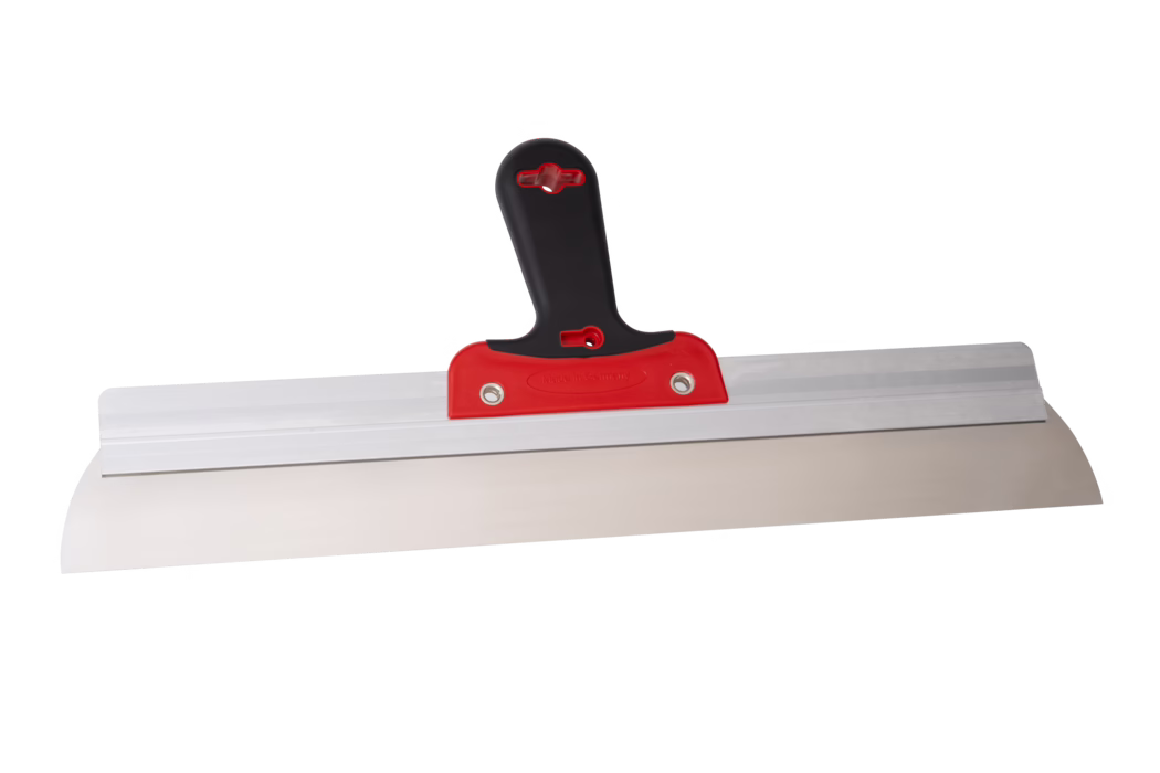 Pajarito_Dummy_Squeegee aluminum 2K soft grip Rounded edges_177596_177597_177598_177599_177600_177601_2024-02 Grande spatule de finition en acier inoxydable avec une longue lame plate et une barre de renfort en aluminium, dotée d'une poignée ergonomique en plastique noir avec un élément de fixation rouge. La lame en acier, flexible, présente un bord inférieur légèrement arrondi, adapté au lissage de l'enduit, de la couche de finition et des joints sur de grandes surfaces. L'outil est centré sur un fond blanc et orienté horizontalement ; il est propre et semble neuf, d'environ 50 cm de large. Outil professionnel pour plâtrerie et finition de plaques de plâtre destiné à appliquer et niveler les enduits pour obtenir une surface lisse.