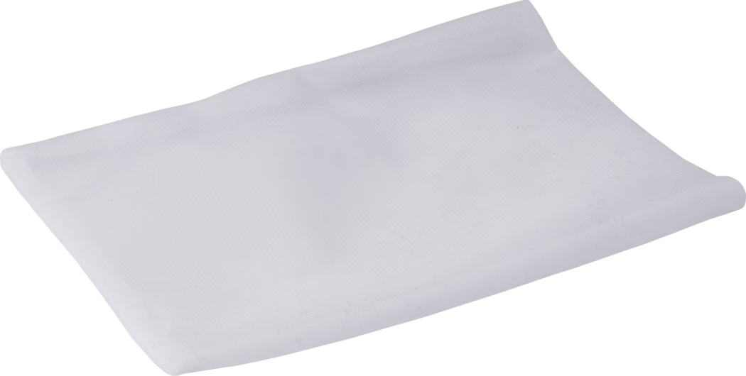 Un tissu blanc uni, étendu à plat, affichant une texture lisse et de subtiles variations de tissu qui suggèrent sa légèreté. Les bords sont légèrement recourbés, ce qui indique que le matériau est doux et malléable. L'arrière-plan est neutre, mettant en valeur la simplicité et l'élégance du tissu blanc.