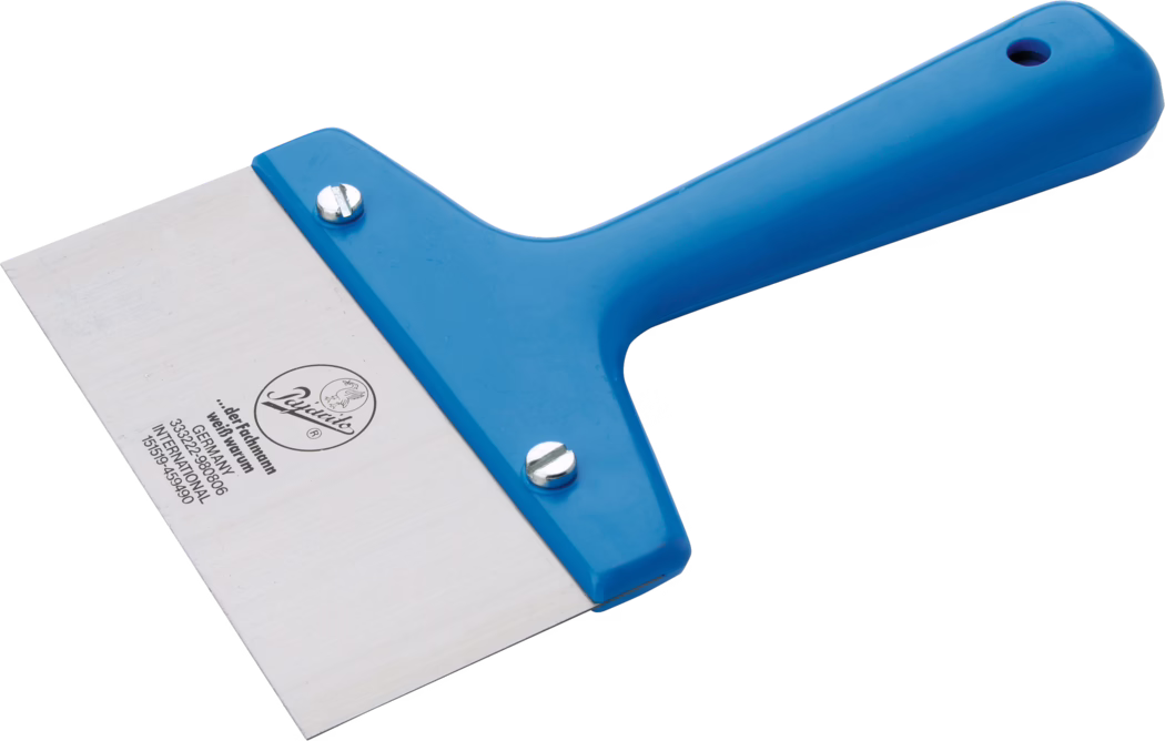 Pajarito_Dummy_Universal spatula_021026_2021-02 Un grattoir à manche bleu avec une lame en acier inoxydable, idéal pour diverses tâches de grattage. La lame est large et plate, adaptée pour lisser les surfaces ou retirer des substances comme la peinture ou la colle. Le manche, conçu pour une prise ergonomique, présente un trou rond à l'extrémité pour un rangement facile. Cet outil est utilisé dans la construction et la rénovation.