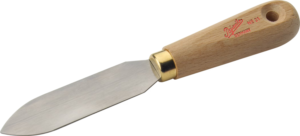 Pajarito_Dummy_Putty knife_012859_2021-02 Une palette en acier inoxydable avec un manche en bois et une virole en laiton. La lame est plate avec un bord légèrement effilé, adaptée pour mélanger ou étaler des peintures, et le manche est conçu de manière ergonomique pour une prise en main confortable.