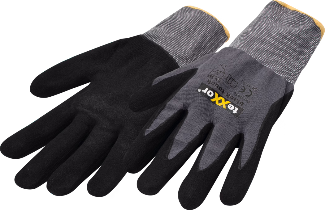 Paire de gants de travail gris et noirs avec paumes et bouts de doigts texturés enduits de mousse, poignets tricotés gris bordés de jaune, posés à plat sur fond blanc. Le dos d'un gant porte l'étiquette de marque 'texxor' et des pictogrammes de sécurité.