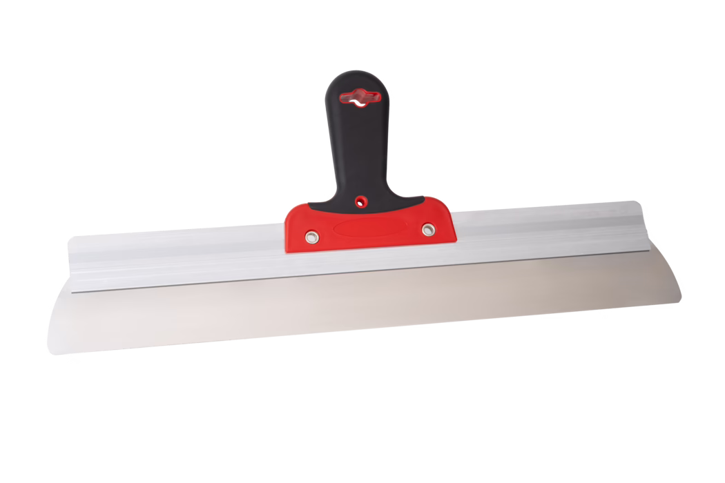 Une large taloche de finition en acier inoxydable avec une poignée ergonomique en plastique noir et rouge, utilisée pour appliquer et lisser l'enduit, la pâte à joints et d'autres matériaux de construction. La lame est légèrement flexible, avec un bord droit et des coins arrondis, fixée sur une monture en aluminium pour plus de stabilité.