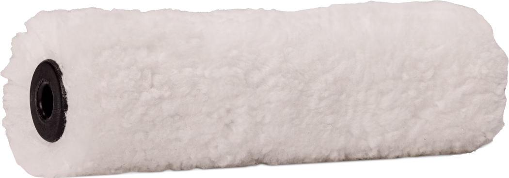 Pajarito_Dummy_Small roller Microfiber Performance Line_168963_168955_168956_168957_2021-11 Gros plan d'une housse de rouleau à peinture blanche et duveteuse, avec une texture pelucheuse et un noyau interne en plastique noir visible à une extrémité.