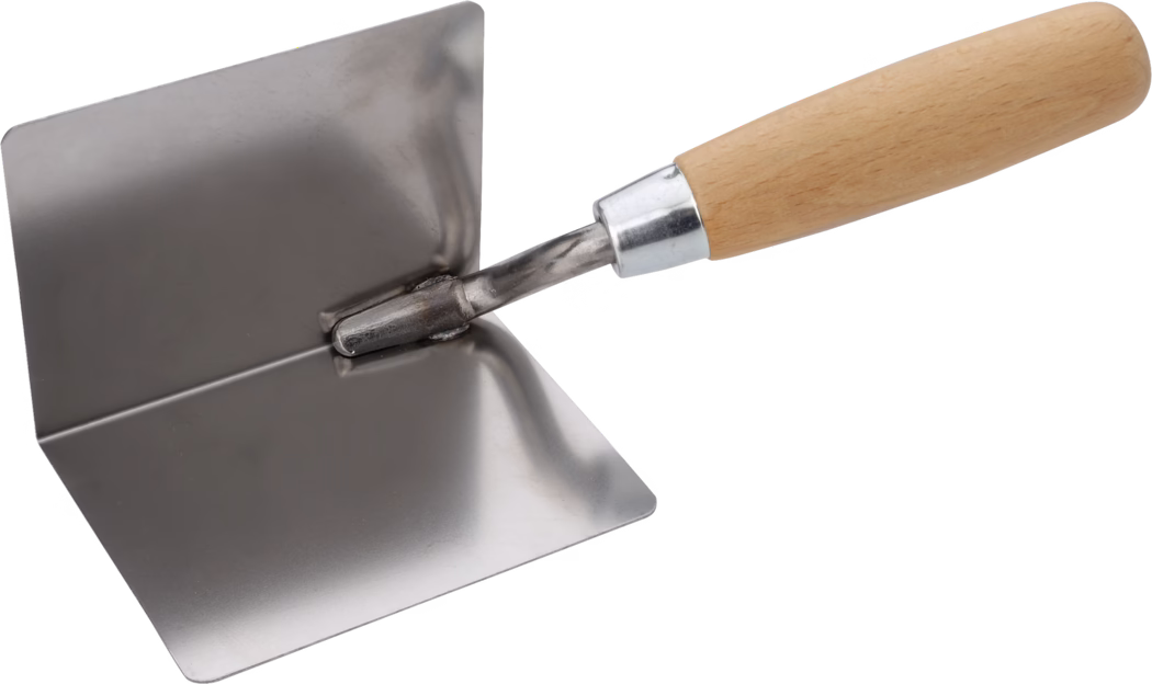 Pajarito_Dummy_Inside corner trowel_013483_2021-03 Une pelle de jardin en métal avec une lame plate et un manche en bois, conçue pour creuser et planter.
