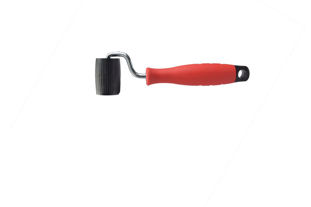 Un rouleau à peinture avec une poignée ergonomique rouge et un rouleau noir texturé. Le design indique une fonctionnalité pour une peinture facile et un confort d'utilisation.