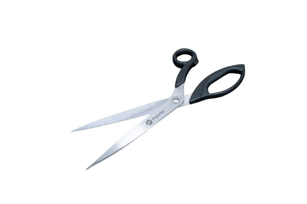 Une paire de ciseaux en acier inoxydable avec des poignées en plastique noir. Les lames sont brillantes et aiguisées, indiquant qu'elles conviennent pour couper divers matériaux. Le logo 'Pajarito' est visible sur l'une des lames, suggérant la marque ou le fabricant. Les ciseaux sont présentés sur un fond blanc uni, soulignant leur design et leur fonctionnalité.