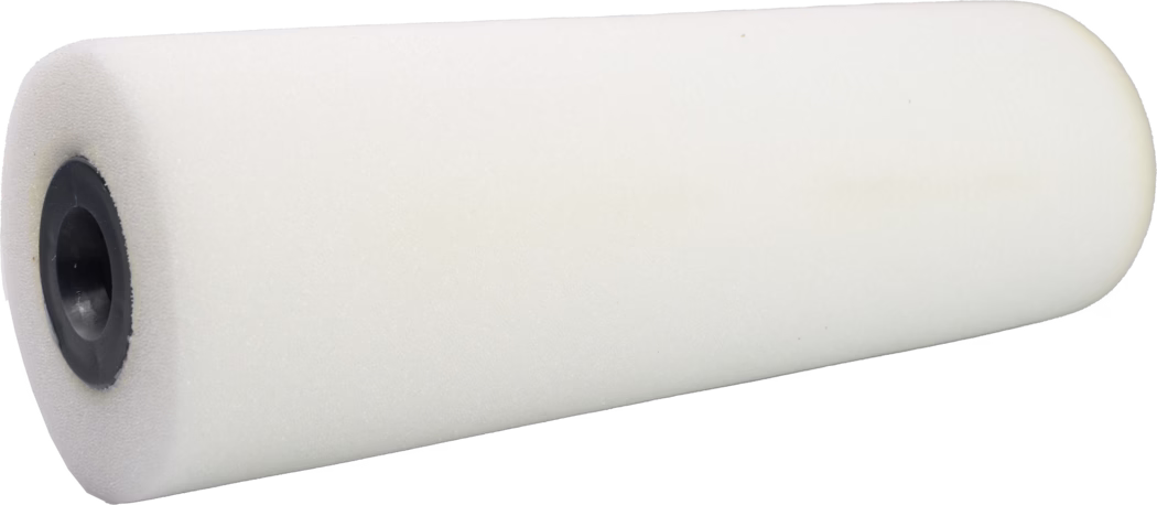 Pajarito_Dummy_Foam fine Easy Line_168950_2021-11 Manchon de rouleau en mousse blanc : manchon cylindrique en mousse avec un noyau intérieur en plastique noir, mousse à texture fine et lisse, utilisé pour appliquer de la peinture sur les murs et les grandes surfaces planes.