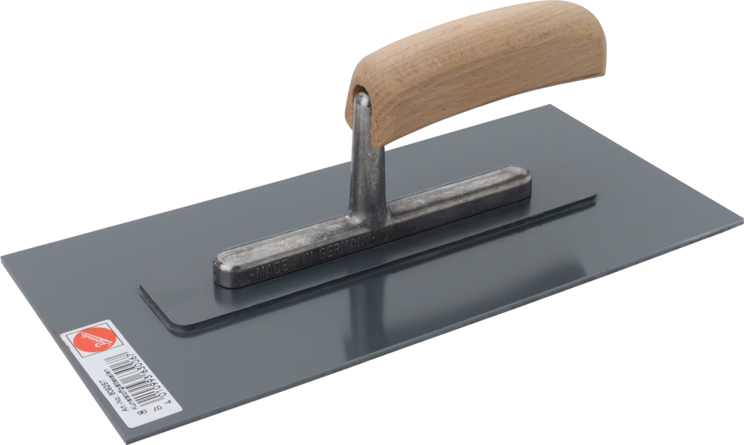 Truelle rectangulaire avec lame métallique grise lisse, tige courte en métal et poignée courbe en bois clair sur fond blanc ; la tige métallique porte la mention 'MADE IN GERMANY' et une petite étiquette produit avec code-barres est apposée dans un coin.