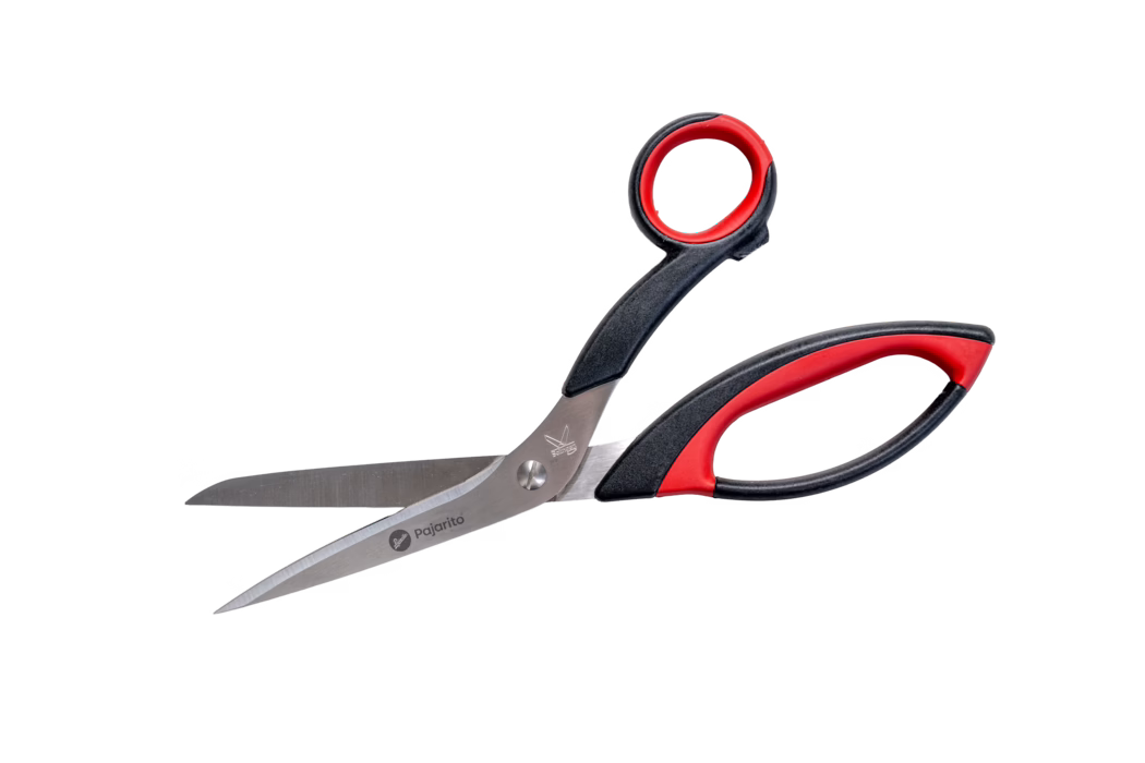 Pajarito_Dummy_Textile scissors_089416_2021-02 Une paire de ciseaux avec une lame métallique et des poignées en plastique noir et rouge. Les lames sont argentées avec un léger éclat, et les poignées sont conçues de manière ergonomique pour une prise confortable. Les ciseaux sont présentés sur un fond blanc uni, soulignant leur design et leurs caractéristiques.