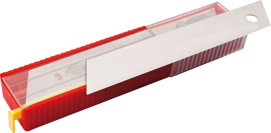Un cutter ou couteau utilitaire est représenté, avec un corps rouge et un couvercle transparent. La lame est partiellement déployée et sécurisée dans le boîtier. La poignée a une surface texturée pour une meilleure prise, et un bouton jaune est visible pour la rétraction de la lame. Cet outil est généralement utilisé pour couper divers matériaux, ce qui en fait un élément essentiel des kits d'outils et des projets de bricolage.