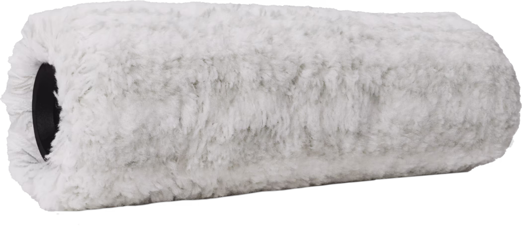 Pajarito_Dummy_Facade Easy Line_168941_2021-11 Un manchon de rouleau à peinture cylindrique et duveteux en blanc et gris clair, présentant une texture douce adaptée aux applications de peinture.
