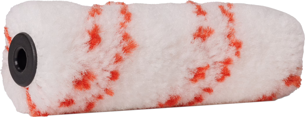 Pajarito_Dummy_Small roller Poly Performance Line_168952_168953_2021-11 Un rouleau à peinture recouvert d'un tissu blanc duveteux avec des rayures orange. Le rouleau a une forme cylindrique avec un noyau en plastique noir qui s'adapte à un manche de rouleau, conçu pour appliquer la peinture uniformément sur les surfaces.