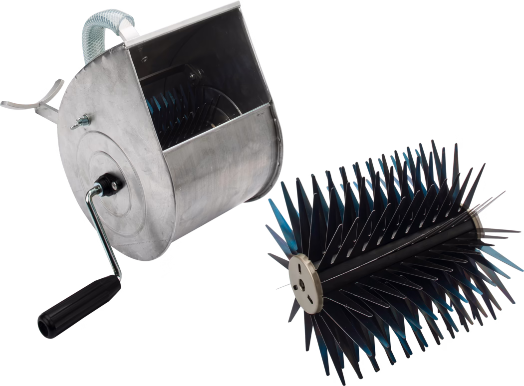Pajarito_Dummy_Spray plasterer complete_014495_014496_2021-03 L'image montre un appareil cylindrique métallique avec une poignée, conçu pour collecter les débris comme des feuilles ou de petits déchets. L'appareil est équipé d'un mécanisme roulant à l'avant avec des lames fines et aiguisées disposées en motif spiralé, qui ramassent efficacement les objets lorsqu'il roule sur le sol.