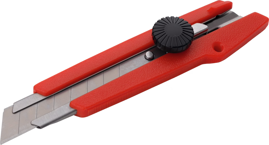 Pajarito_Dummy_Snap-off knife locking wheel_037136_2021-02 Un cutter rétractable rouge avec un cadran noir pour étendre et rétracter la lame. Le couteau présente une poignée texturée pour une meilleure prise en main. Plusieurs segments de lame sont visibles, ce qui indique qu'il peut être cassé pour révéler un nouveau bord tranchant.