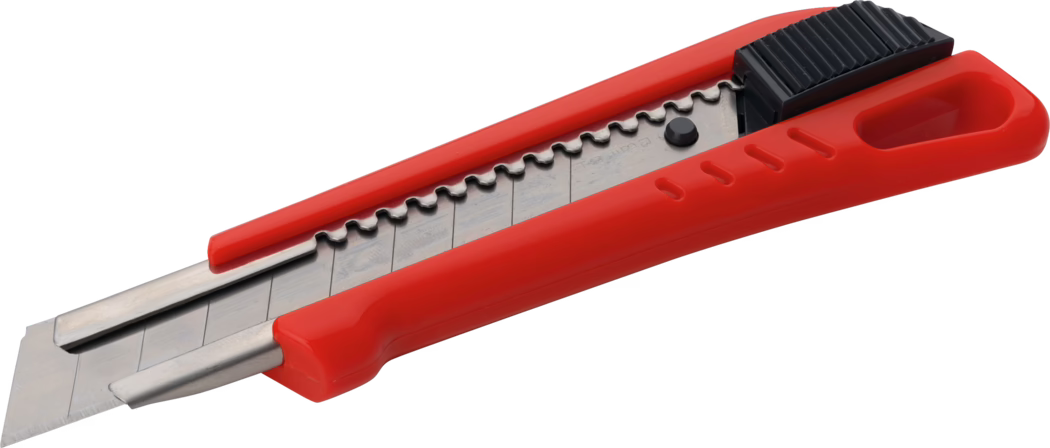 Un cutter rouge à poignée en plastique avec une lame en acier segmentée partiellement sortie, un curseur de verrouillage noir sur le dessus et une ouverture à l'extrémité du manche ; la lame présente des encoches pour casser les sections usées. Photographie sur fond blanc en légère perspective.