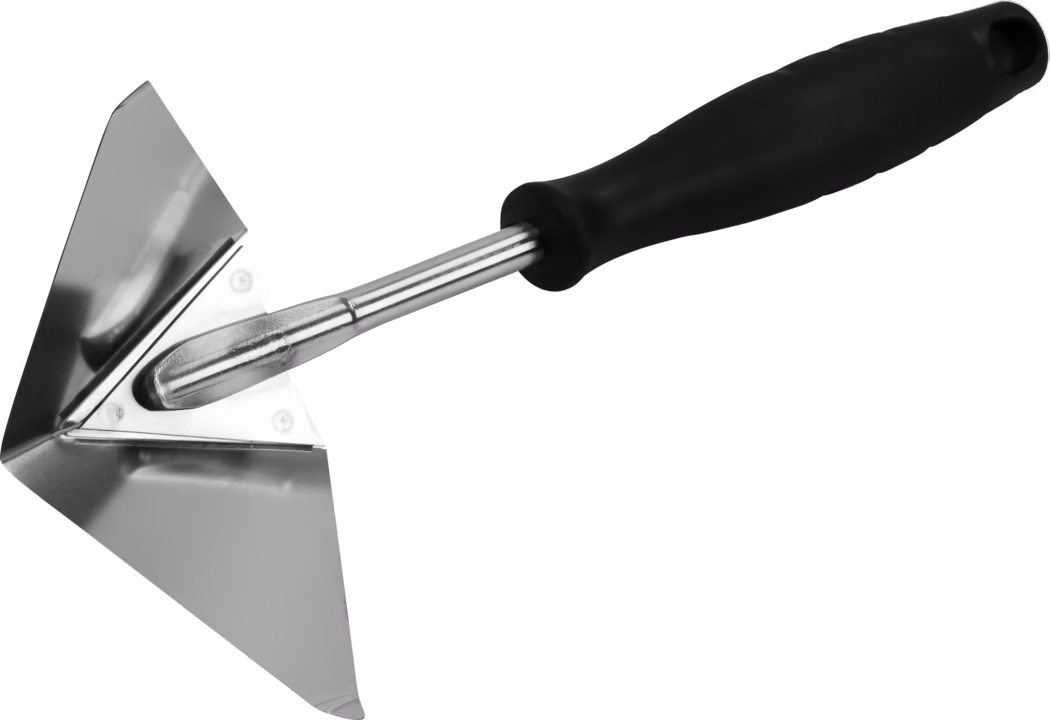 Une pelle de jardinage avec une lame triangulaire métallique et un manche en caoutchouc noir. La lame est brillante et réfléchit la lumière, ce qui indique qu'elle est en acier inoxydable. Le design permet de creuser et de planter facilement.