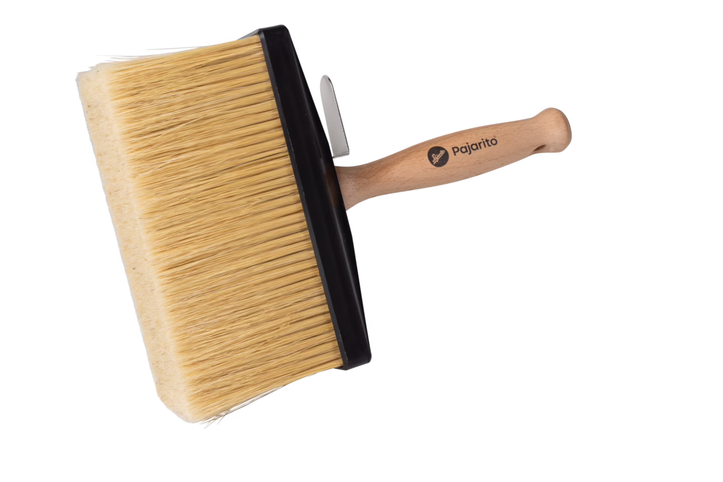 Pajarito_Dummy_Ceiling brush natural E-Line_179110_2024-02 Une image en gros plan d'un pinceau de haute qualité avec un manche en bois et des poils épais et doux. Le pinceau présente une virole en plastique noir qui maintient les poils en place. La marque 'Pajarito' est gravée sur le manche, mettant en valeur un design professionnel adapté aux travaux de peinture et de finition. L'image est placée sur un fond blanc propre, mettant en avant les détails et le savoir-faire du pinceau.