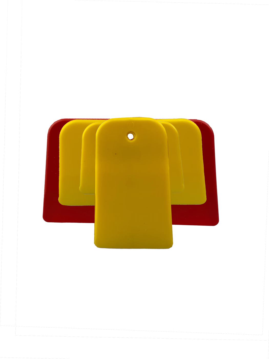 Gros plan de plusieurs étiquettes d'identification en plastique empilées, de couleur jaune vif et rouge, sur un fond blanc immaculé. Les étiquettes sont rectangulaires avec un sommet arrondi ; l'étiquette jaune au premier plan comporte un petit trou circulaire centré près du haut pour la fixation. Trois étiquettes jaunes se superposent devant une étiquette rouge, formant une disposition symétrique en éventail. La finition mate, les ombres douces et la composition centrée mettent en valeur la forme, la couleur et la texture du plastique, créant un fort contraste avec le fond blanc.