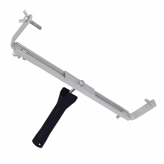 Cette image présente un outil en métal conçu pour des applications mécaniques spécifiques. L'outil a un long cadre rectangulaire avec un mécanisme d'ajustement central et une poignée noire pour une meilleure prise. Les extrémités du cadre sont façonnées pour s'adapter solidement aux composants, garantissant ainsi la stabilité lors de l'utilisation. La surface de l'outil semble être recouverte pour le protéger de la rouille et de la corrosion, indiquant sa durabilité et son adéquation à diverses tâches. Cet outil peut être couramment utilisé dans des contextes automobiles ou de machines pour des tâches nécessitant précision et soutien.