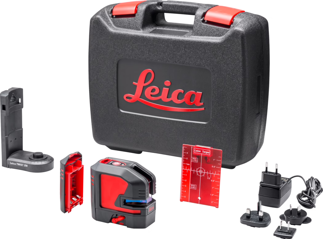 L'image présente un ensemble d'outils de mesure professionnels de Leica, comprenant un étui noir avec un logo rouge, un niveau laser, une cible laser et un composant de base. Des adaptateurs d'alimentation pour différentes régions sont également inclus, améliorant la polyvalence de l'outil.