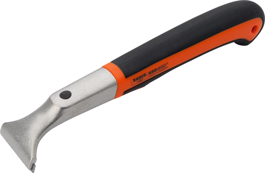L'image montre un outil de raclage BAHLCO avec une lame en métal et une poignée ergonomique. La lame est plate avec un bord tranchant conçu pour racler les surfaces. La poignée est principalement noire avec une accentuation orange, offrant une prise confortable pour les utilisateurs. Le produit est conçu pour la durabilité et la facilité d'utilisation dans diverses applications de raclage.