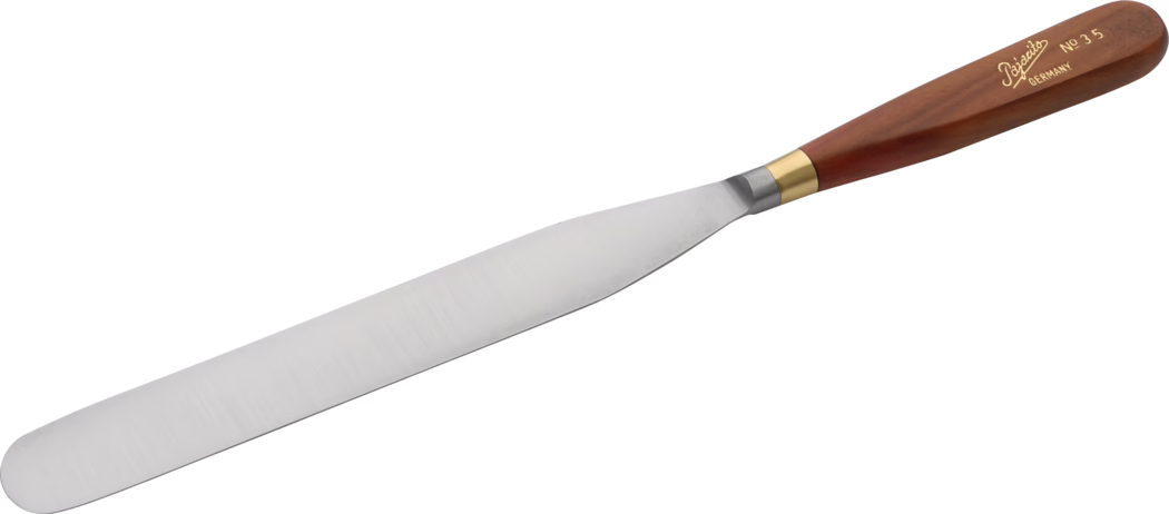Pajarito_Dummy_Gilding knife_034853_2021-02 Un couteau à palette en acier inoxydable avec un manche en bois, comportant une virole en laiton. La lame est plate et large, idéale pour étaler ou lisser des matériaux tels que la peinture ou le glaçage. Le manche est lisse et conçu de manière ergonomique pour le confort lors de l'utilisation, avec le nom de la marque gravé dessus.