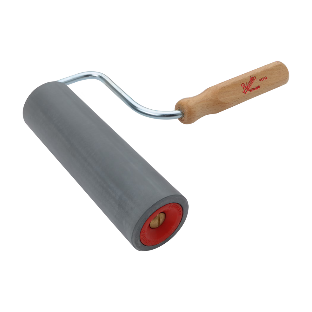 Pajarito_Dummy_Pressure roller foam rubber_034552_2021-02 Ceci est un rouleau à peinture avec un rouleau cylindrique recouvert d'un matériau gris lisse. Le rouleau est monté sur un cadre métallique avec une poignée courbée. La poignée est en bois et présente une finition brun-rouge avec un nom de marque imprimé dessus. Le rouleau est conçu pour appliquer de la peinture uniformément sur les surfaces, ce qui en fait un outil courant dans les projets de peinture et de décoration.
