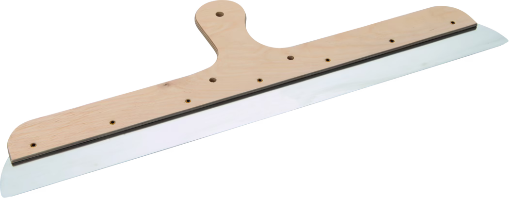 Pajarito_Dummy_Squeegee rounded Performance Line _034435_034471_034493_034509_2021-03 Grande taloche en bois avec lame en acier inoxydable ; corps en contreplaqué avec poignée centrale, trous de fixation renforcés par des manchons en laiton, conçue pour lisser l'enduit, l'enduit de jointement ou la chape. Finition bois clair, longue lame métallique flexible aux extrémités légèrement arrondies, photographiée sur fond blanc uni.