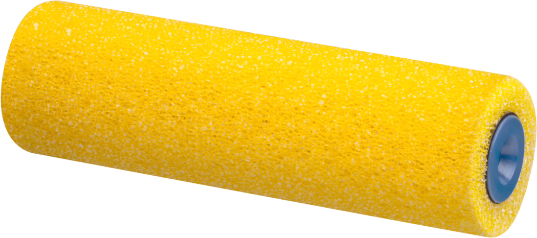 Gros plan d'une manche de rouleau à peinture en mousse jaune à texture mouchetée et noyau en plastique bleu, isolée sur fond blanc.