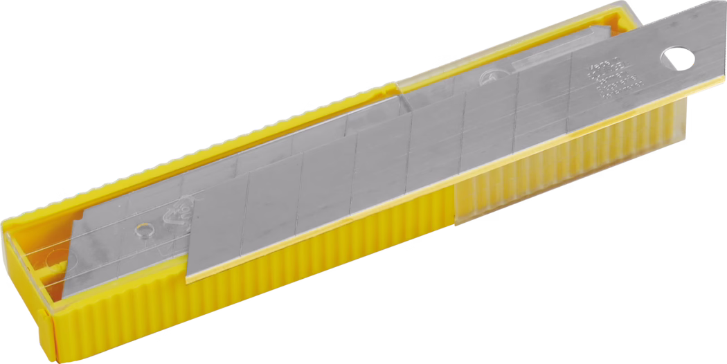 Un cutter jaune avec une lame rétractable, positionné en état fermé. Le cutter présente une poignée texturée pour faciliter la prise en main et est en plastique durable. Le compartiment de la lame est visible, montrant plusieurs sections tranchantes, indiquant que le cutter est conçu pour couper divers matériaux de manière sûre et efficace.