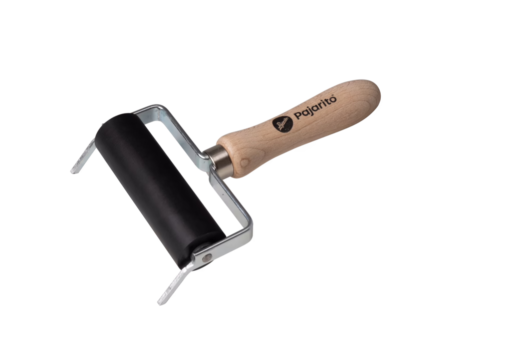 Un rouleau en caoutchouc noir avec une poignée en bois, couramment utilisé pour l'impression et l'artisanat. Le rouleau a un cadre en métal robuste et un rouleau lisse, idéal pour appliquer de l'encre ou de la peinture uniformément sur les surfaces.