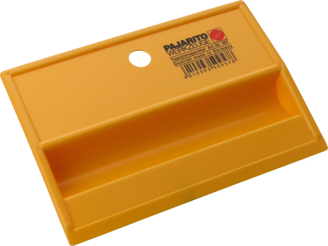 Pajarito_Dummy_Wallpaper scraper curved_039129_2021-02 Un outil de lissage de papier peint jaune vif avec une forme rectangulaire plate. Il présente une légère courbure d'un côté et un trou pour l'accrochage. Le nom de la marque 'Pajarito' est imprimé sur la surface, ainsi que le numéro de produit '957' et la phrase 'Qualität made in Germany'.