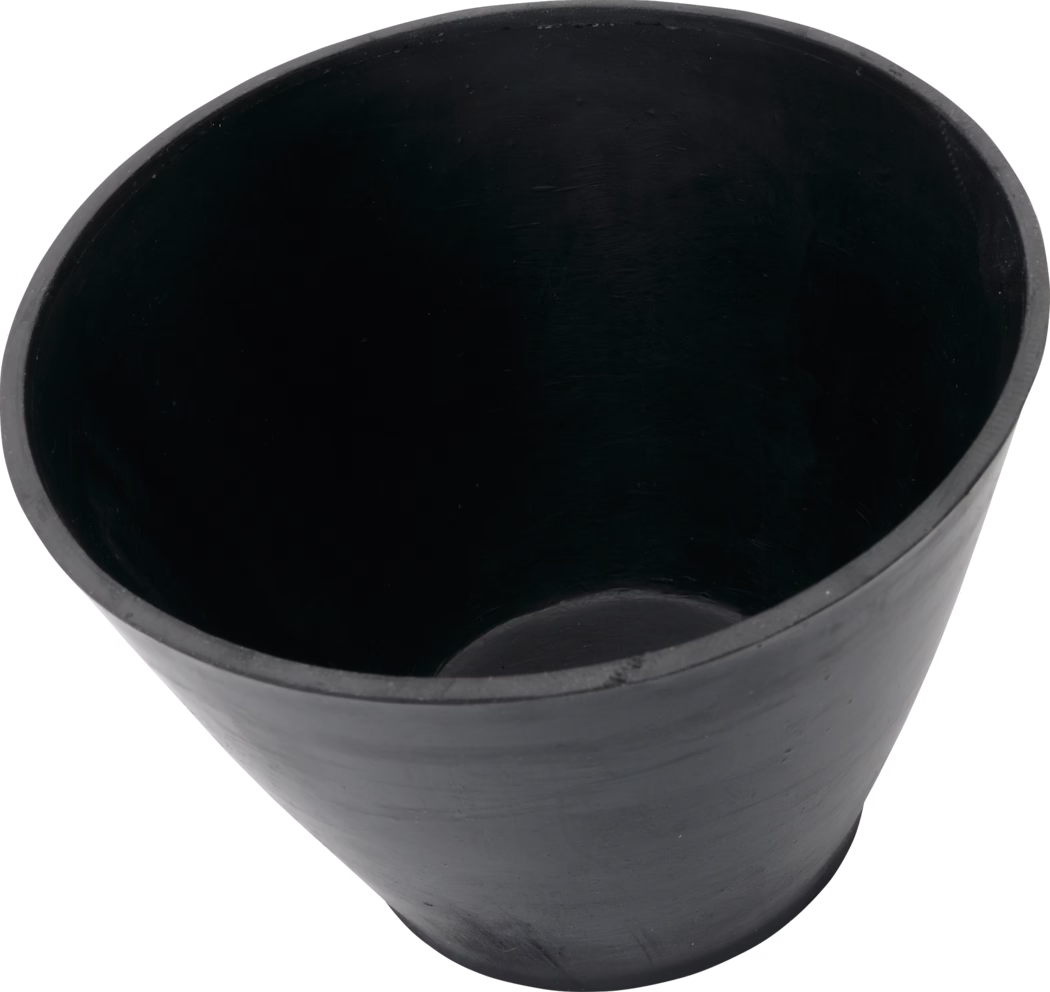 Pajarito_Dummy_Plaster cup conical shape rubber_089425_2021-02 Un bol en caoutchouc noir de forme conique. L'intérieur est lisse et sombre, réfléchissant peu de lumière. Le bord est légèrement plus large que la base, lui donnant une structure stable. Ce bol convient à divers usages, peut-être pour le jardinage, le mélange ou comme conteneur pour de petits objets.