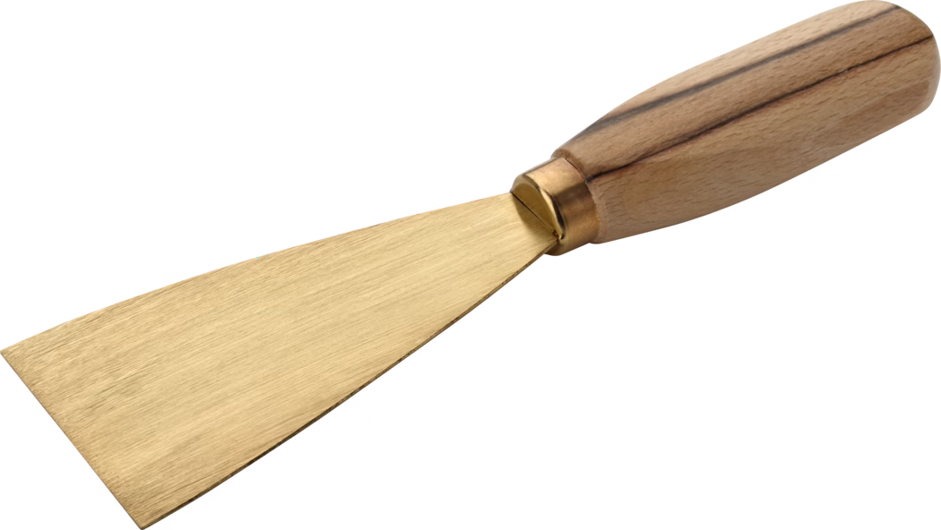 Pajarito_Dummy_Brass spatula_036631_036634_036640_036630_2021-02 Photo en studio d'une petite spatule ou grattoir métallique plat isolé sur fond blanc. L'outil présente une lame large et effilée de couleur laiton avec une texture brossée fine et un bord de travail légèrement biseauté, reliée par une courte virole métallique à un manche en bois lisse de forme ovale avec des veines visibles. La lame est inclinée par rapport au manche, adaptée au raclage ou à l'étalage de matériaux ; l'image met en valeur les détails et la texture de la surface.