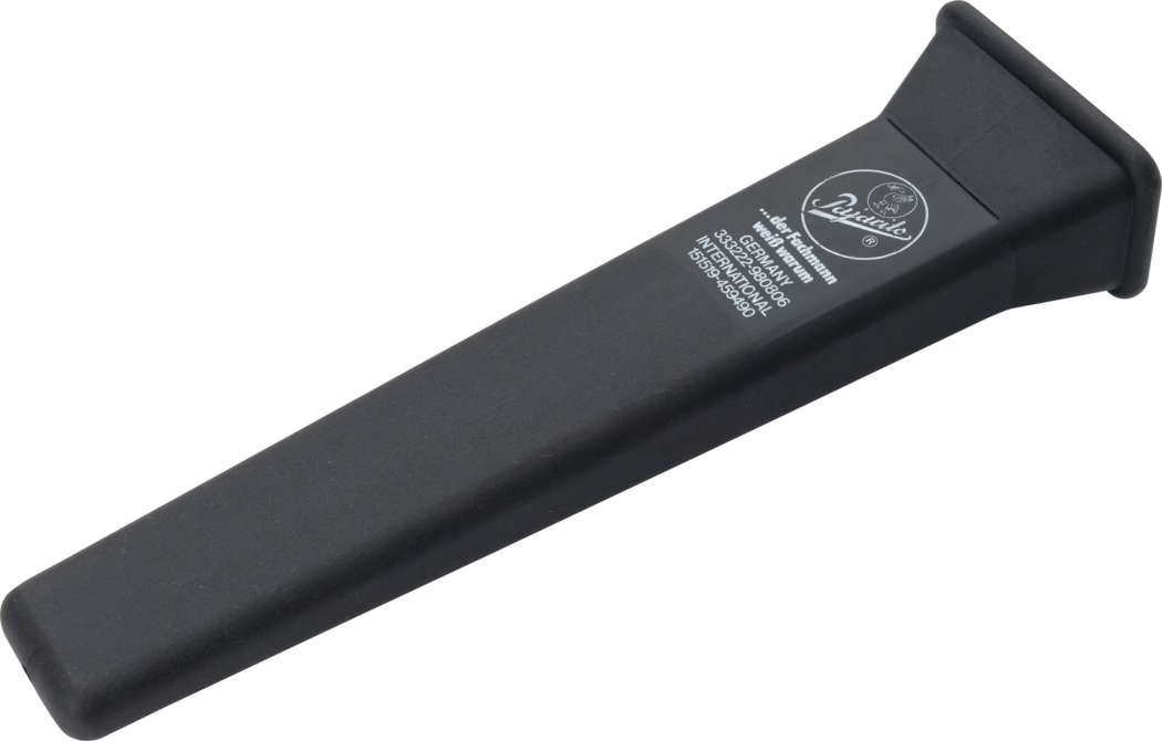 Un outil en plastique noir avec une extrémité large et plate et un bord légèrement surélevé. L'outil a une surface lisse et présente la marque d'une entreprise près de la poignée. Il semble conçu pour gratter ou appliquer une pression sur une autre surface.