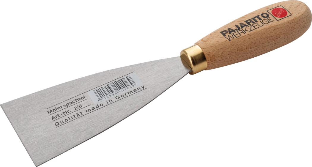 Une spatule de peintre avec une lame en acier inoxydable et un manche en bois. La lame est inclinée et plus large à l'extrémité, ce qui la rend idéale pour étaler de la peinture ou d'autres matériaux. Le manche est en bois naturel et présente une virole en métal doré, lui donnant un aspect classique. La spatule porte une étiquette indiquant qu'elle est fabriquée en Allemagne, ainsi qu'un code-barres et des numéros de produit.
