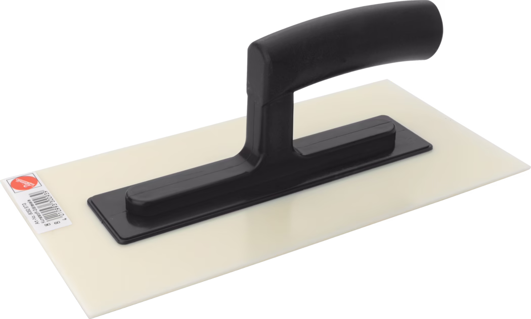 Une truelle plate avec une lame rectangulaire et lisse en matériau léger et un manche noir. Le manche est positionné au centre de la lame, permettant une prise ergonomique. La lame semble rigide et est idéale pour étendre des matériaux comme du plâtre ou du ciment. Une étiquette est attachée à la base du manche, comportant un logo de marque et un code de produit.