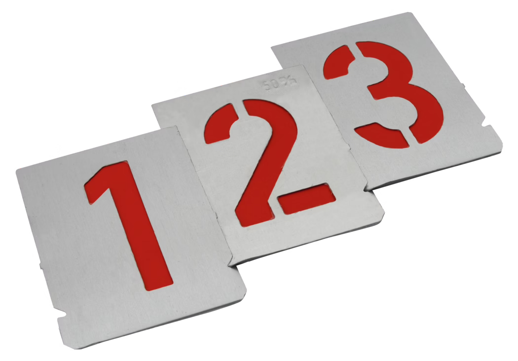 Pajarito_Dummy_Marking stencil set 0-9_051913_035965_035966_033170_033195_033206_039207_033208_035968_035959_035962_035964_033110_050731_033138_033165_2021-11 Un ensemble de trois cartes métalliques affichant les chiffres 1, 2 et 3 en rouge vif sur un fond argenté. Les chiffres sont découpés dans le métal, laissant apparaître la couleur en dessous. Chaque carte est rectangulaire avec des bords arrondis, présentant un design minimaliste. L'arrangement est légèrement décalé, augmentant l'attrait visuel.